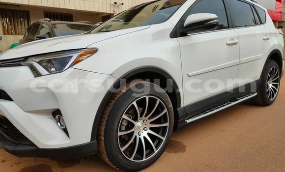 Sayi Na hannu Toyota RAV4 White Mota in Ouagadougou a Burkina Faso Sayi Na hannu Toyota RAV4 White Mota in Ouagadougou a Burkina Faso