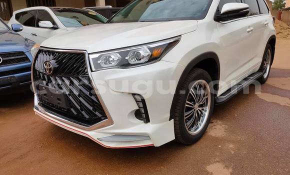 Acheter Occasion Voiture Toyota Highlander Blanc à Ouagadougou, Burkina-Faso Acheter Occasion Voiture Toyota Highlander Blanc à Ouagadougou, Burkina-Faso