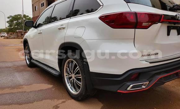 Acheter Occasion Voiture Toyota Highlander Blanc à Ouagadougou, Burkina-Faso Acheter Occasion Voiture Toyota Highlander Blanc à Ouagadougou, Burkina-Faso