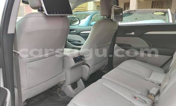 Acheter Occasion Voiture Toyota Highlander Blanc à Ouagadougou, Burkina-Faso Acheter Occasion Voiture Toyota Highlander Blanc à Ouagadougou, Burkina-Faso