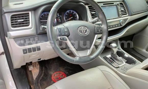 Acheter Occasion Voiture Toyota Highlander Blanc à Ouagadougou, Burkina-Faso Acheter Occasion Voiture Toyota Highlander Blanc à Ouagadougou, Burkina-Faso