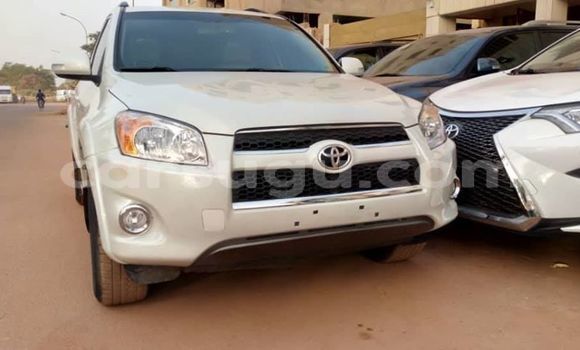 Sayi Na hannu Toyota RAV4 White Mota in Ouagadougou a Burkina Faso Sayi Na hannu Toyota RAV4 White Mota in Ouagadougou a Burkina Faso