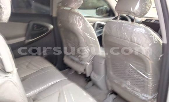 Sayi Na hannu Toyota RAV4 White Mota in Ouagadougou a Burkina Faso Sayi Na hannu Toyota RAV4 White Mota in Ouagadougou a Burkina Faso