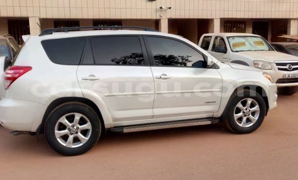 Sayi Na hannu Toyota RAV4 White Mota in Ouagadougou a Burkina Faso Sayi Na hannu Toyota RAV4 White Mota in Ouagadougou a Burkina Faso