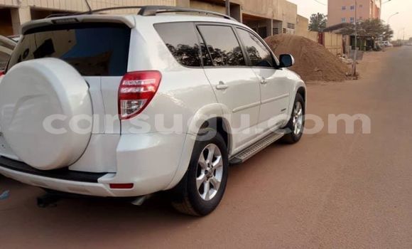 Sayi Na hannu Toyota RAV4 White Mota in Ouagadougou a Burkina Faso Sayi Na hannu Toyota RAV4 White Mota in Ouagadougou a Burkina Faso