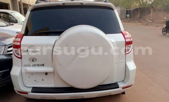 Sayi Na hannu Toyota RAV4 White Mota in Ouagadougou a Burkina Faso Sayi Na hannu Toyota RAV4 White Mota in Ouagadougou a Burkina Faso