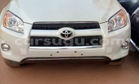 Sayi Na hannu Toyota RAV4 White Mota in Ouagadougou a Burkina Faso Sayi Na hannu Toyota RAV4 White Mota in Ouagadougou a Burkina Faso