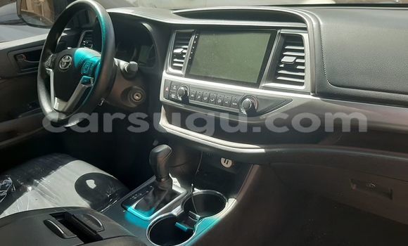 Sayi Na hannu Toyota Highlander White Mota in Ouagadougou a Burkina Faso Sayi Na hannu Toyota Highlander White Mota in Ouagadougou a Burkina Faso