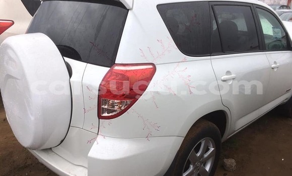 Acheter Occasion Voiture Toyota RAV4 Blanc à Ouagadougou, Burkina-Faso Acheter Occasion Voiture Toyota RAV4 Blanc à Ouagadougou, Burkina-Faso