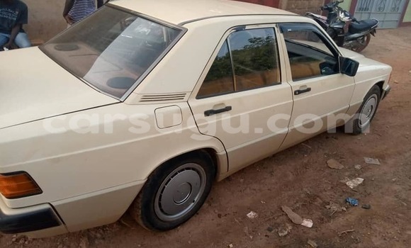 Sayi Na hannu Mercedes-Benz 190–Series M Mota in Ouagadougou a Burkina Faso