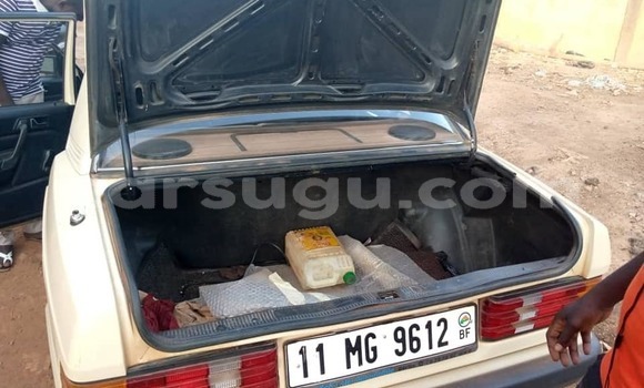 Acheter Occasion Voiture Mercedes-Benz 190–Series Beige à Ouagadougou, Burkina-Faso Acheter Occasion Voiture Mercedes-Benz 190–Series Beige à Ouagadougou, Burkina-Faso