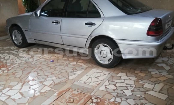 Sayi Na hannu Mercedes Viano Azurfa Mota in Ouagadougou a Burkina Faso