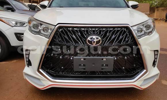 Acheter Occasion Voiture Toyota Highlander Blanc à Ouagadougou, Burkina-Faso Acheter Occasion Voiture Toyota Highlander Blanc à Ouagadougou, Burkina-Faso