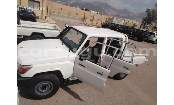 Acheter Import Voiture Toyota Land Cruiser Blanc à Import - Dubai, Burkina-Faso Acheter Import Voiture Toyota Land Cruiser Blanc à Import - Dubai, Burkina-Faso