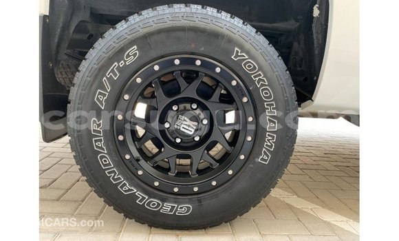 Acheter Import Voiture Chevrolet Silverado Blanc à Import - Dubai, Burkina-Faso Acheter Import Voiture Chevrolet Silverado Blanc à Import - Dubai, Burkina-Faso