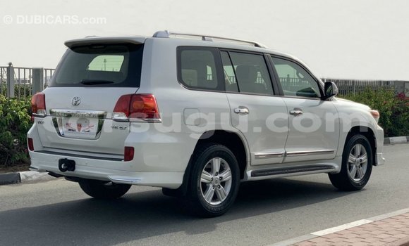Acheter Import Voiture Toyota Land Cruiser Blanc à Import - Dubai, Burkina-Faso Acheter Import Voiture Toyota Land Cruiser Blanc à Import - Dubai, Burkina-Faso