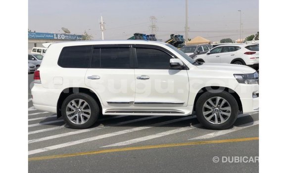 Acheter Import Voiture Toyota Land Cruiser Blanc à Import - Dubai, Burkina-Faso Acheter Import Voiture Toyota Land Cruiser Blanc à Import - Dubai, Burkina-Faso