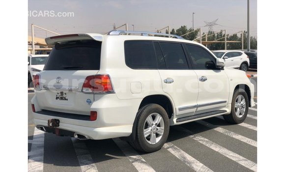 Sayi Imported Toyota Land Cruiser White Mota in Import - Dubai a Burkina Faso Sayi Imported Toyota Land Cruiser White Mota in Import - Dubai a Burkina Faso