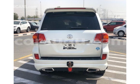 Sayi Imported Toyota Land Cruiser White Mota in Import - Dubai a Burkina Faso Sayi Imported Toyota Land Cruiser White Mota in Import - Dubai a Burkina Faso