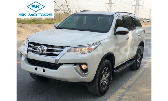 Acheter Import Voiture Toyota Fortuner Blanc à Import - Dubai, Burkina-Faso
