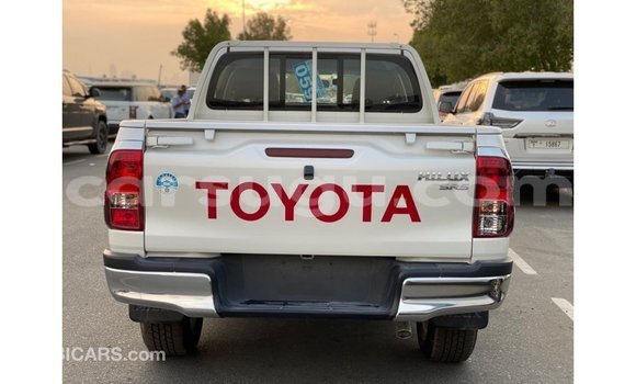 Sayi Imported Toyota Hilux White Mota in Import - Dubai a Burkina Faso Sayi Imported Toyota Hilux White Mota in Import - Dubai a Burkina Faso