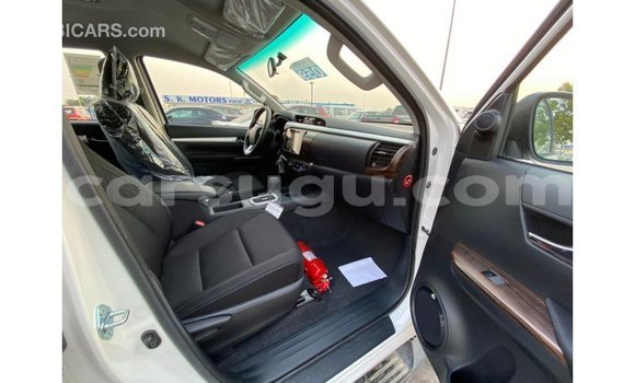 Sayi Imported Toyota Hilux White Mota in Import - Dubai a Burkina Faso Sayi Imported Toyota Hilux White Mota in Import - Dubai a Burkina Faso