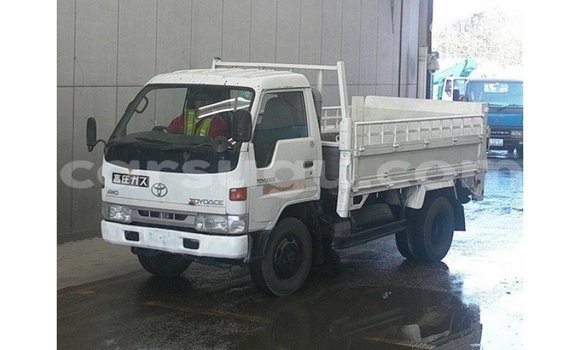 Sayi Imported Toyota Dyna White Babbar mota in Import - Dubai a Burkina Faso Sayi Imported Toyota Dyna White Babbar mota in Import - Dubai a Burkina Faso