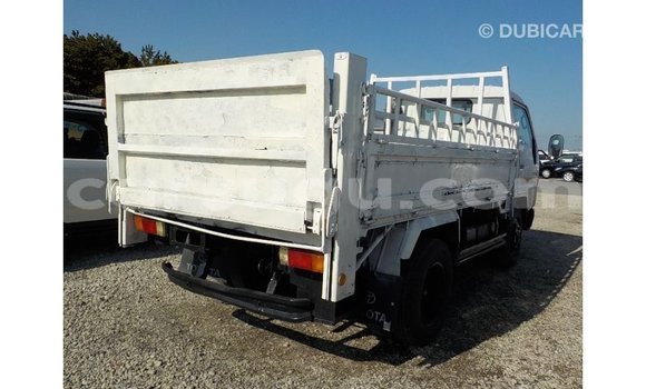 Sayi Imported Toyota Dyna White Babbar mota in Import - Dubai a Burkina Faso Sayi Imported Toyota Dyna White Babbar mota in Import - Dubai a Burkina Faso