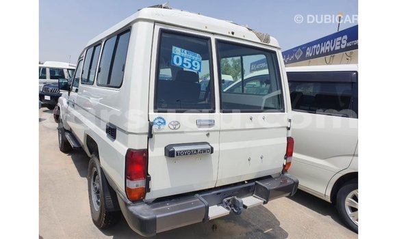 Acheter Import Voiture Toyota Land Cruiser Blanc à Import - Dubai, Burkina-Faso Acheter Import Voiture Toyota Land Cruiser Blanc à Import - Dubai, Burkina-Faso