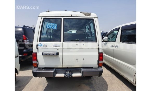 Acheter Import Voiture Toyota Land Cruiser Blanc à Import - Dubai, Burkina-Faso Acheter Import Voiture Toyota Land Cruiser Blanc à Import - Dubai, Burkina-Faso