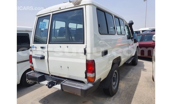 Acheter Import Voiture Toyota Land Cruiser Blanc à Import - Dubai, Burkina-Faso Acheter Import Voiture Toyota Land Cruiser Blanc à Import - Dubai, Burkina-Faso