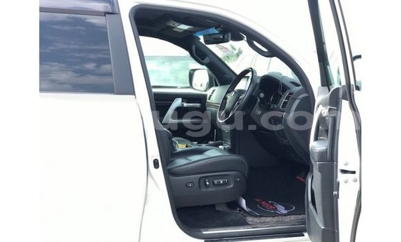 Sayi Imported Toyota Land Cruiser White Mota in Import - Dubai a Burkina Faso Sayi Imported Toyota Land Cruiser White Mota in Import - Dubai a Burkina Faso