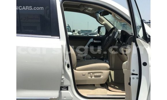 Sayi Imported Toyota Land Cruiser White Mota in Import - Dubai a Burkina Faso Sayi Imported Toyota Land Cruiser White Mota in Import - Dubai a Burkina Faso