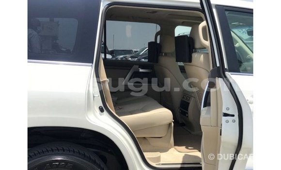 Sayi Imported Toyota Land Cruiser White Mota in Import - Dubai a Burkina Faso Sayi Imported Toyota Land Cruiser White Mota in Import - Dubai a Burkina Faso