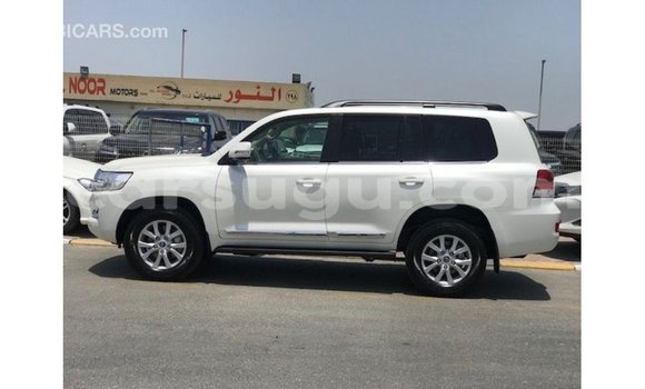 Sayi Imported Toyota Land Cruiser White Mota in Import - Dubai a Burkina Faso Sayi Imported Toyota Land Cruiser White Mota in Import - Dubai a Burkina Faso