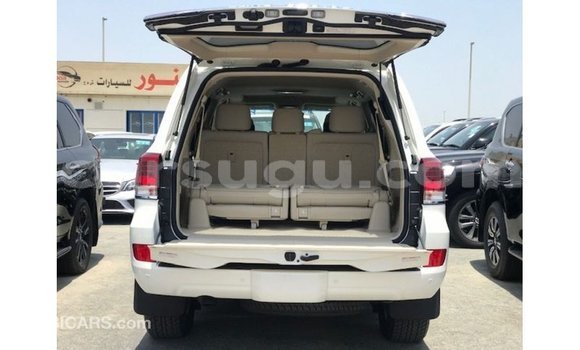 Sayi Imported Toyota Land Cruiser White Mota in Import - Dubai a Burkina Faso Sayi Imported Toyota Land Cruiser White Mota in Import - Dubai a Burkina Faso