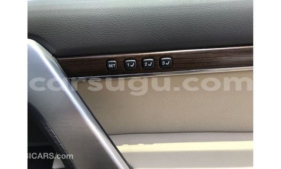 Sayi Imported Toyota Land Cruiser White Mota in Import - Dubai a Burkina Faso Sayi Imported Toyota Land Cruiser White Mota in Import - Dubai a Burkina Faso