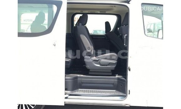 Sayi Imported Toyota Granvia White Mota in Import - Dubai a Burkina Faso Sayi Imported Toyota Granvia White Mota in Import - Dubai a Burkina Faso