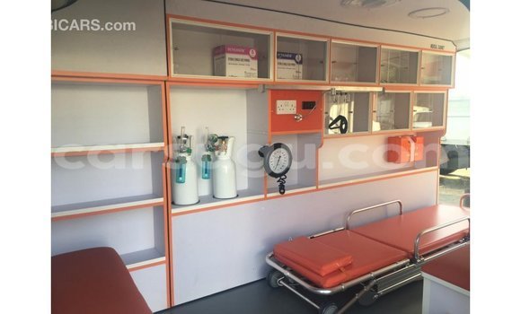 Sayi Imported Toyota Hiace White Mota in Import - Dubai a Burkina Faso Sayi Imported Toyota Hiace White Mota in Import - Dubai a Burkina Faso