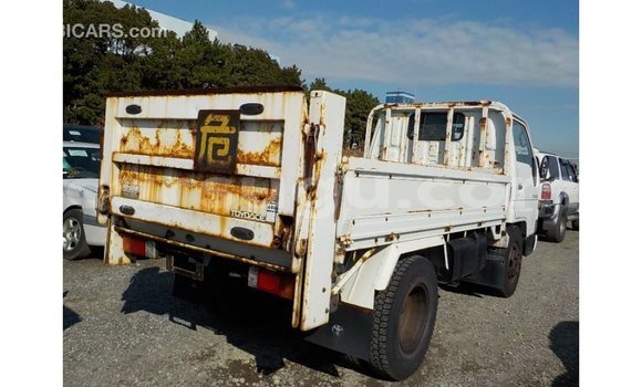 Sayi Imported Toyota Dyna White Babbar mota in Import - Dubai a Burkina Faso Sayi Imported Toyota Dyna White Babbar mota in Import - Dubai a Burkina Faso