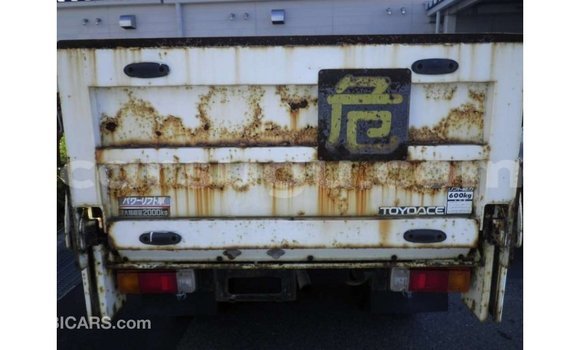 Sayi Imported Toyota Dyna White Babbar mota in Import - Dubai a Burkina Faso Sayi Imported Toyota Dyna White Babbar mota in Import - Dubai a Burkina Faso