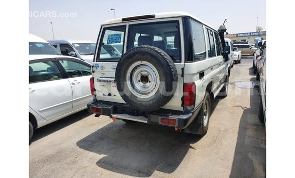 Acheter Import Voiture Toyota Land Cruiser Blanc à Import - Dubai, Burkina-Faso Acheter Import Voiture Toyota Land Cruiser Blanc à Import - Dubai, Burkina-Faso