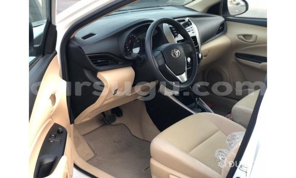 Sayi Imported Toyota DA White Babbar mota in Import - Dubai a Burkina Faso Sayi Imported Toyota DA White Babbar mota in Import - Dubai a Burkina Faso