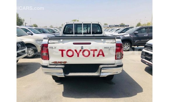 Sayi Imported Toyota Hilux White Mota in Import - Dubai a Burkina Faso Sayi Imported Toyota Hilux White Mota in Import - Dubai a Burkina Faso