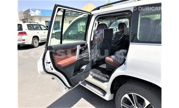 Acheter Import Voiture Toyota Land Cruiser Blanc à Import - Dubai, Burkina-Faso Acheter Import Voiture Toyota Land Cruiser Blanc à Import - Dubai, Burkina-Faso