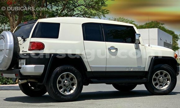 Acheter Import Voiture Toyota FJ Cruiser Blanc à Import - Dubai, Burkina-Faso Acheter Import Voiture Toyota FJ Cruiser Blanc à Import - Dubai, Burkina-Faso
