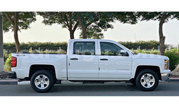 Acheter Import Voiture Chevrolet Silverado Blanc à Import - Dubai, Burkina-Faso Acheter Import Voiture Chevrolet Silverado Blanc à Import - Dubai, Burkina-Faso
