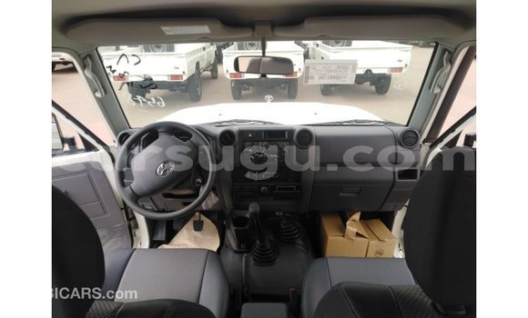 Sayi Imported Toyota Land Cruiser White Mota in Import - Dubai a Burkina Faso Sayi Imported Toyota Land Cruiser White Mota in Import - Dubai a Burkina Faso