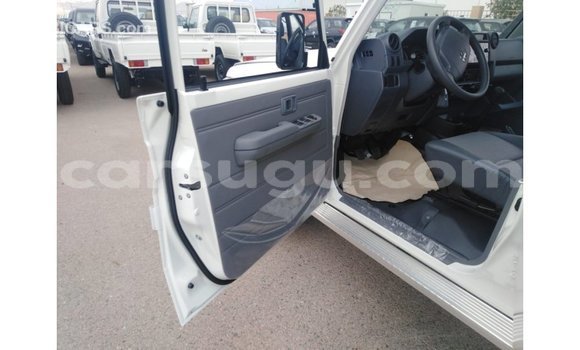 Sayi Imported Toyota Land Cruiser White Mota in Import - Dubai a Burkina Faso Sayi Imported Toyota Land Cruiser White Mota in Import - Dubai a Burkina Faso