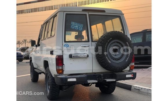 Sayi Imported Toyota Land Cruiser White Mota in Import - Dubai a Burkina Faso Sayi Imported Toyota Land Cruiser White Mota in Import - Dubai a Burkina Faso